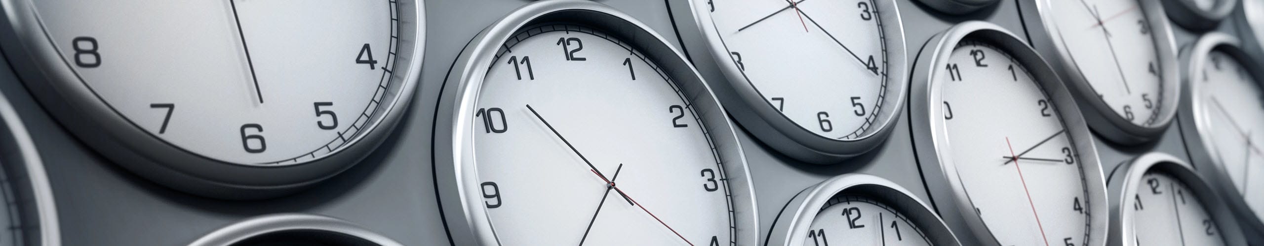 Diferentes relojes mostrando múltiples zonas horarias en el mundo